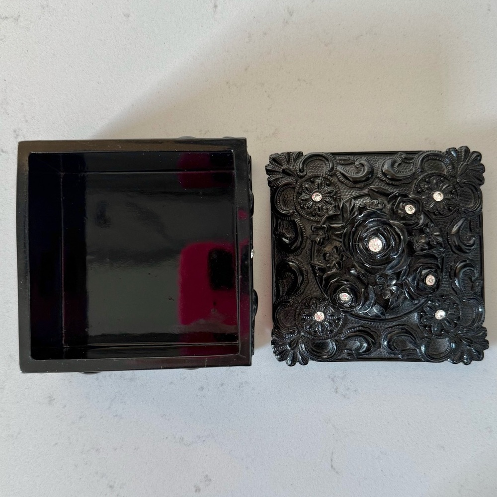 Small ornate storage box - Picture 3 of 4